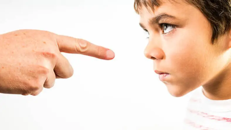 با کودکی که دست بزن دارد چگونه برخورد کنیم