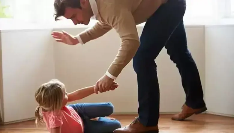 کتک زدن کودک دو ساله توسط مادر