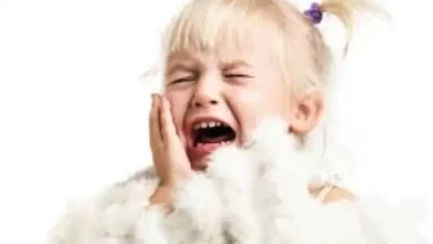 بچم خودشو میزنه