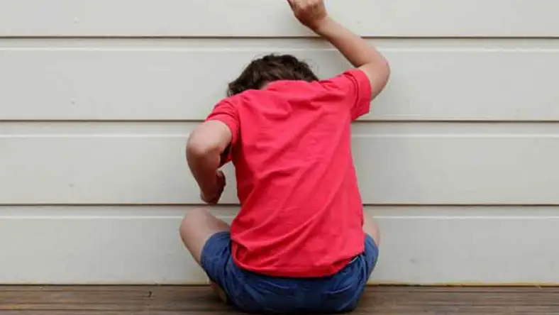 کودک یکساله ام سرش را به زمین میکوبد